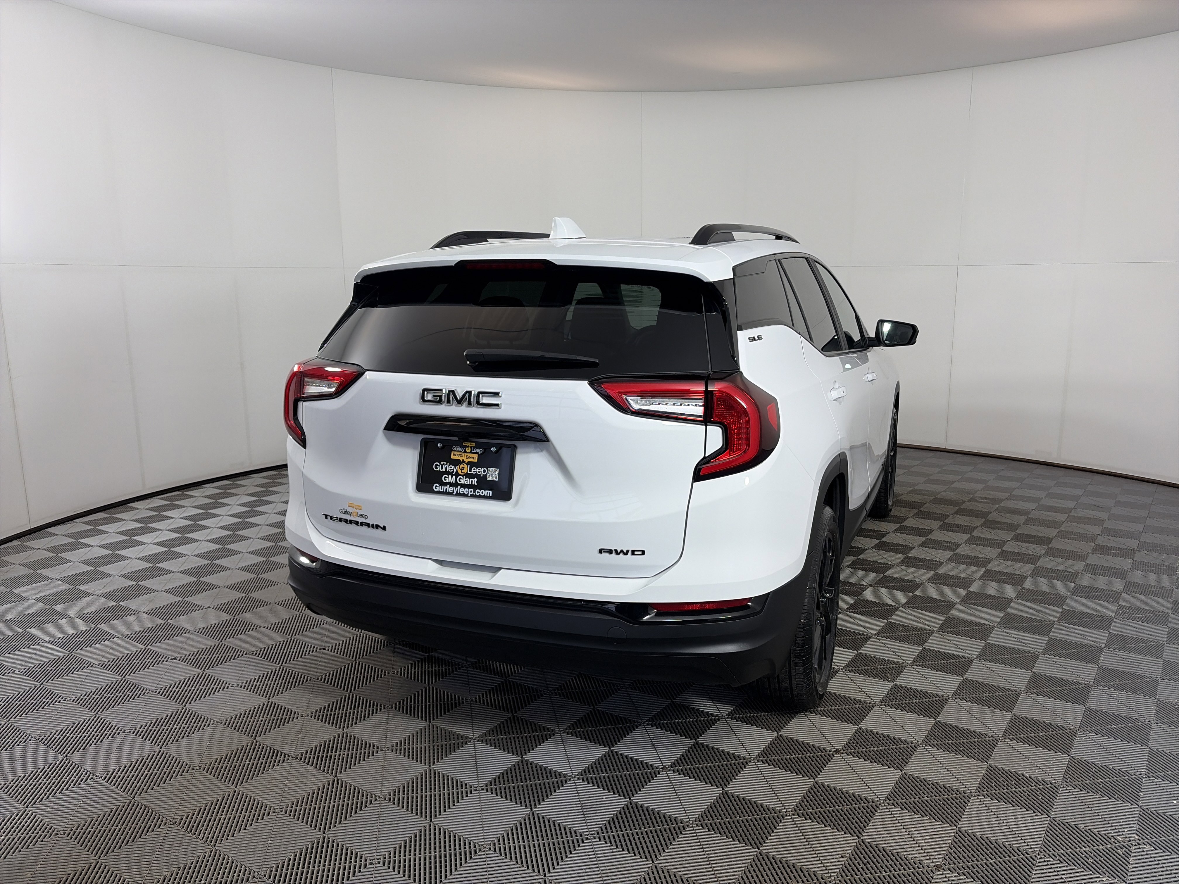 Used 2023 GMC Terrain SLE w/ Driver Convenience Package image 6