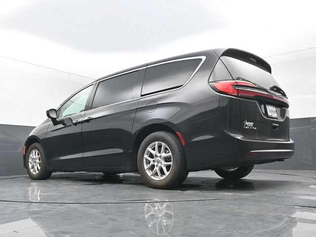 Used 2025 Chrysler Pacifica Select FWD image 41