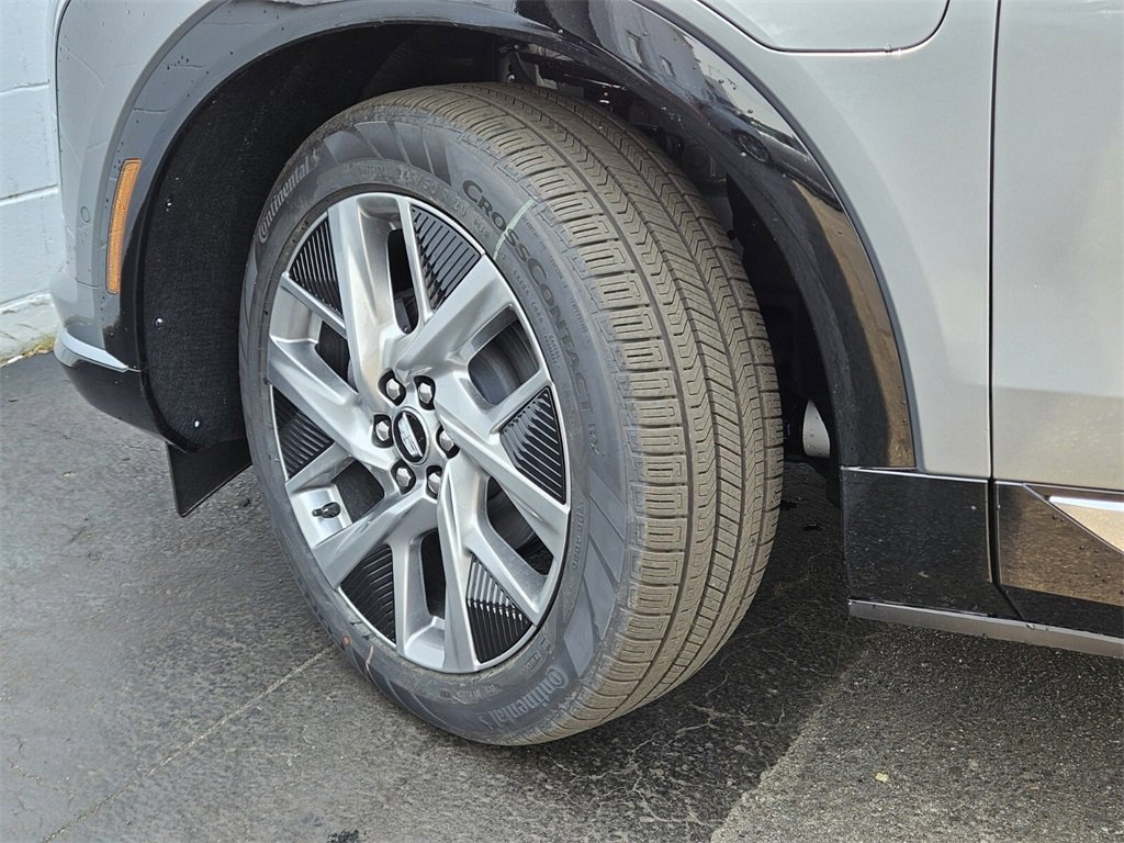 New 2025 Cadillac Optiq Luxury 2 image 27