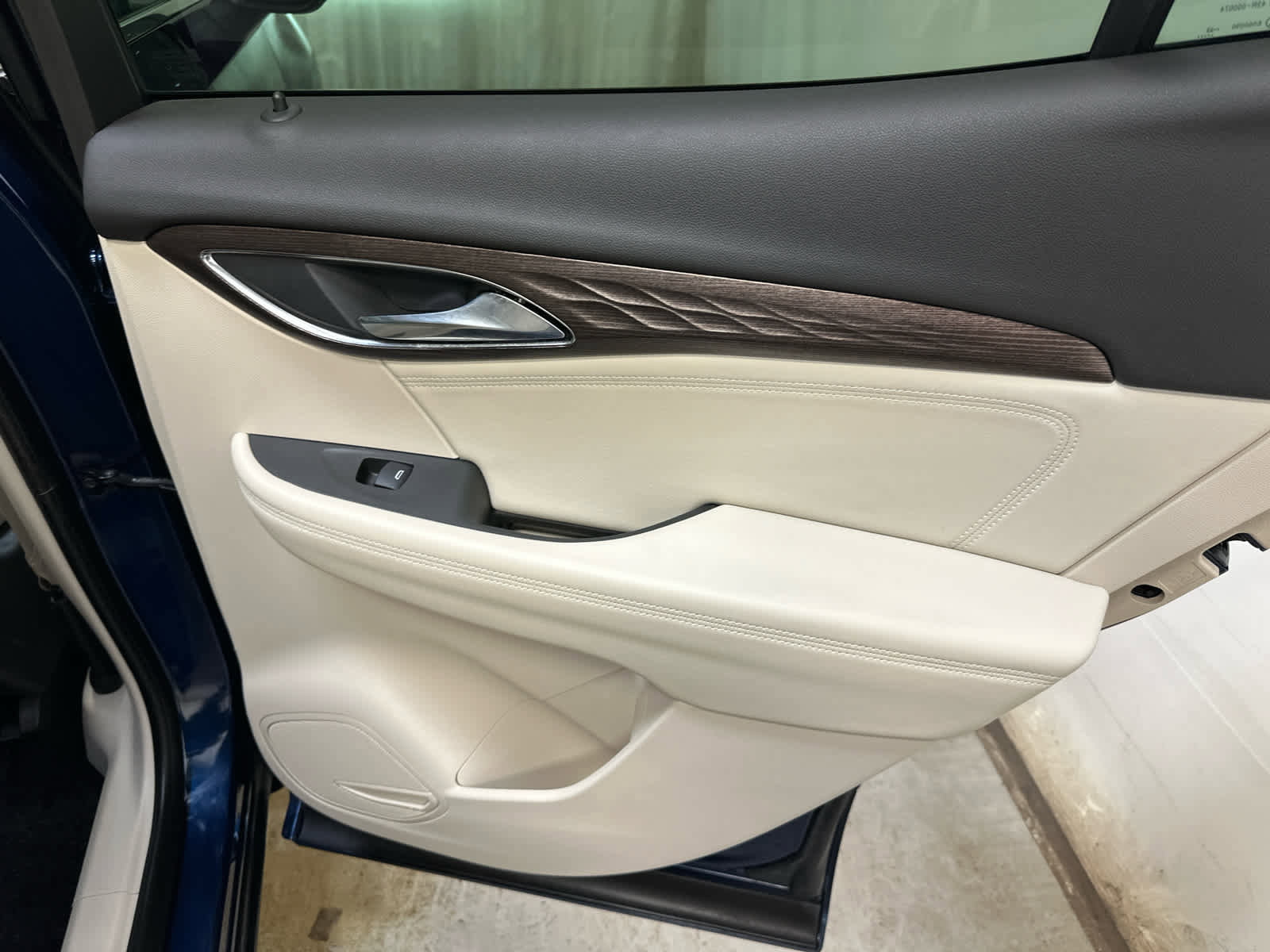 Used 2023 Buick Envision Avenir AWD/4WD image 30