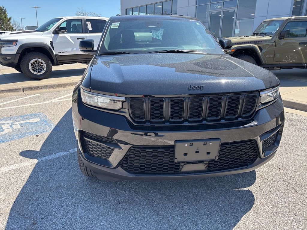 Used 2025 Jeep Grand Cherokee Altitude image 5