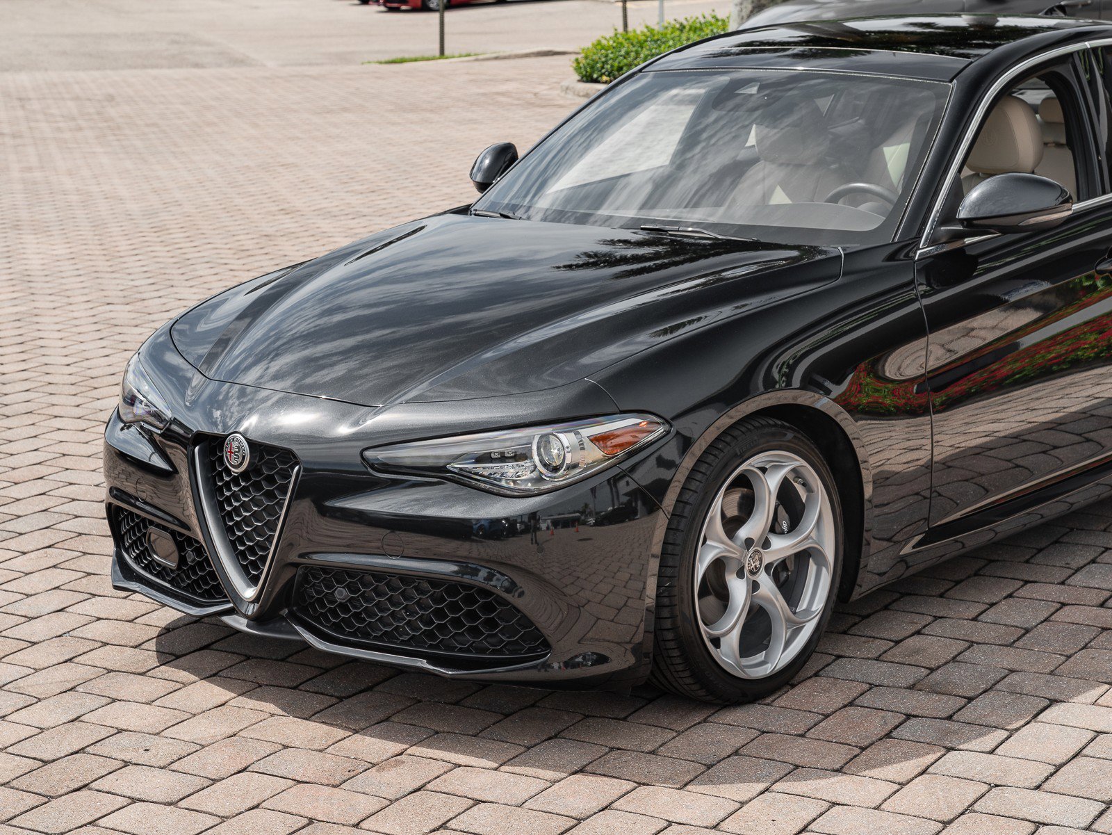 Used 2023 Alfa Romeo Giulia w/ Quick Order Package 22Z Lusso image 9