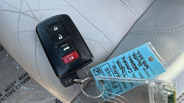 Used 2016 Toyota Camry XLE w/ Moonroof Package FWD image 29