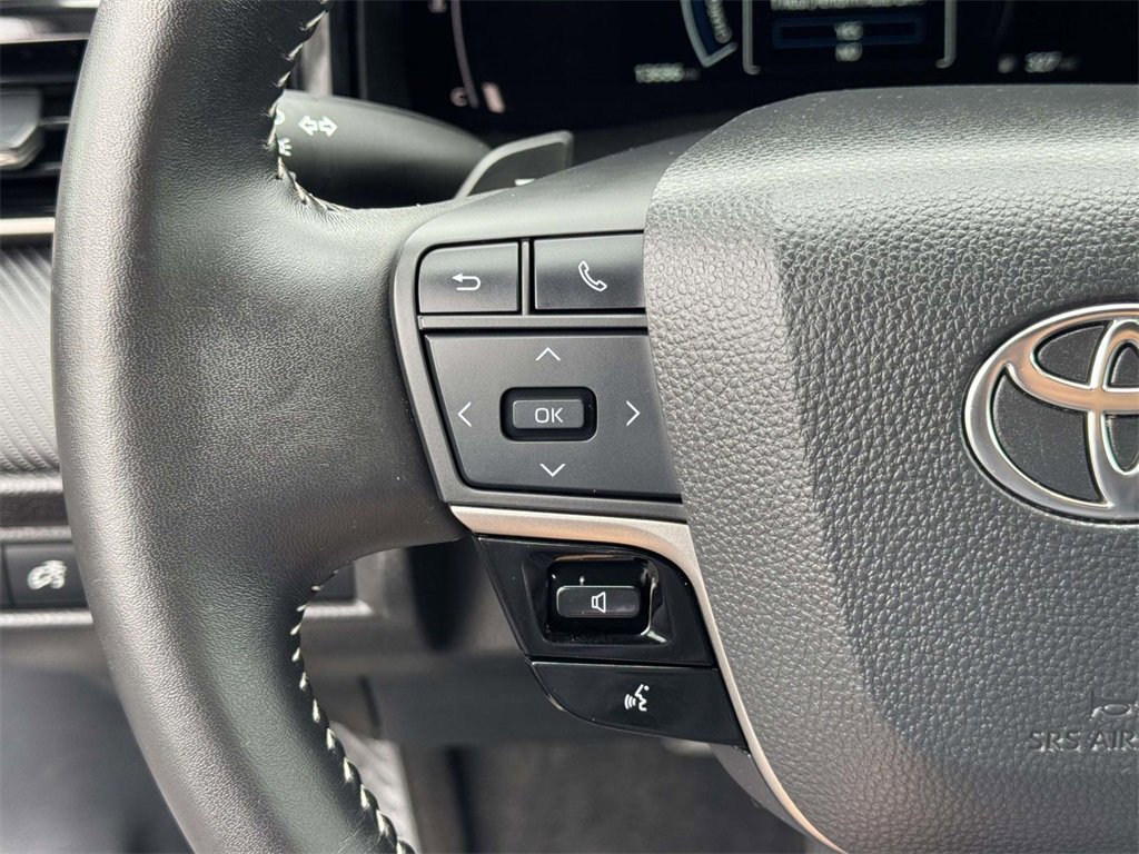 Used 2025 Toyota Camry SE image 11