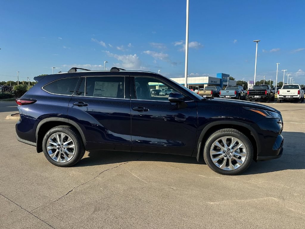 Used 2026 Toyota Highlander Limited AWD/4WD image 3