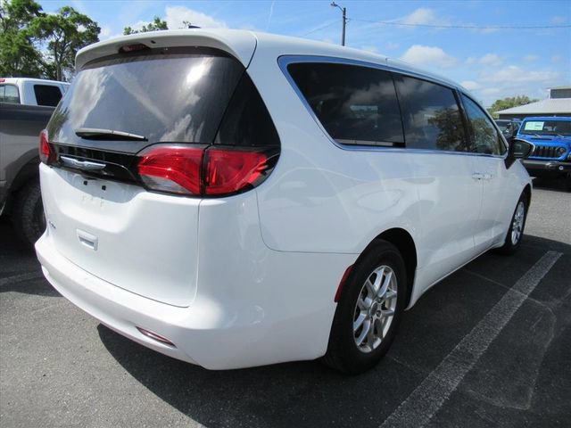 Used 2022 Chrysler Voyager LX image 4