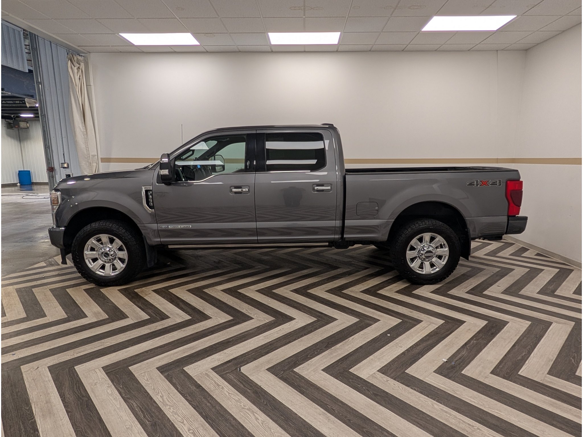 Used 2022 Ford F350 Platinum AWD/4WD image 3