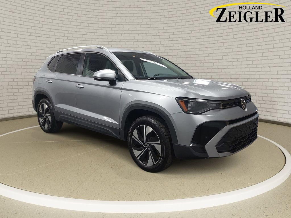 Used 2025 Volkswagen Taos SE AWD/4WD image 3