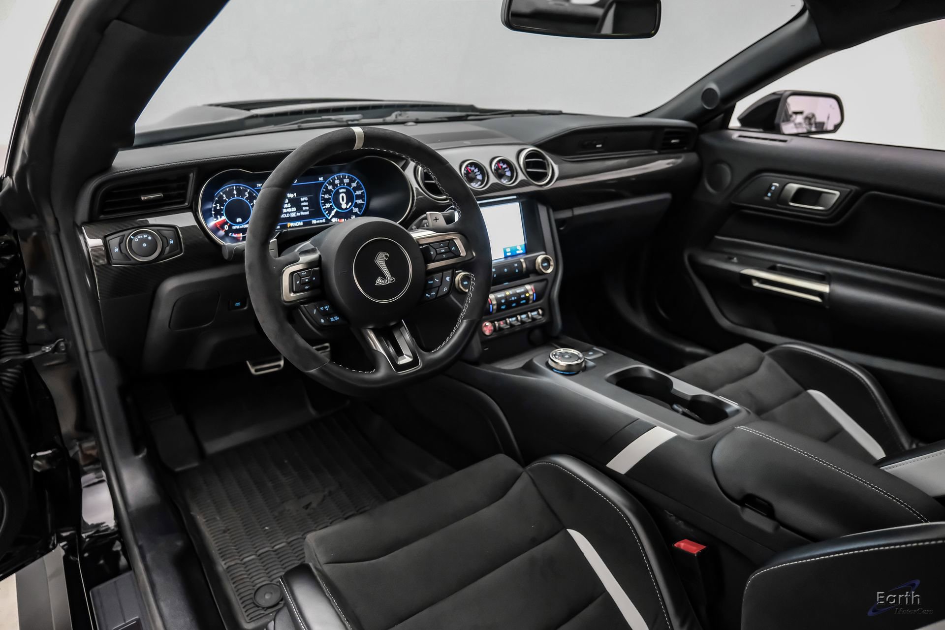 Used 2021 Ford Mustang Shelby GT500 w/ Carbon Fiber Track Pack RWD image 2