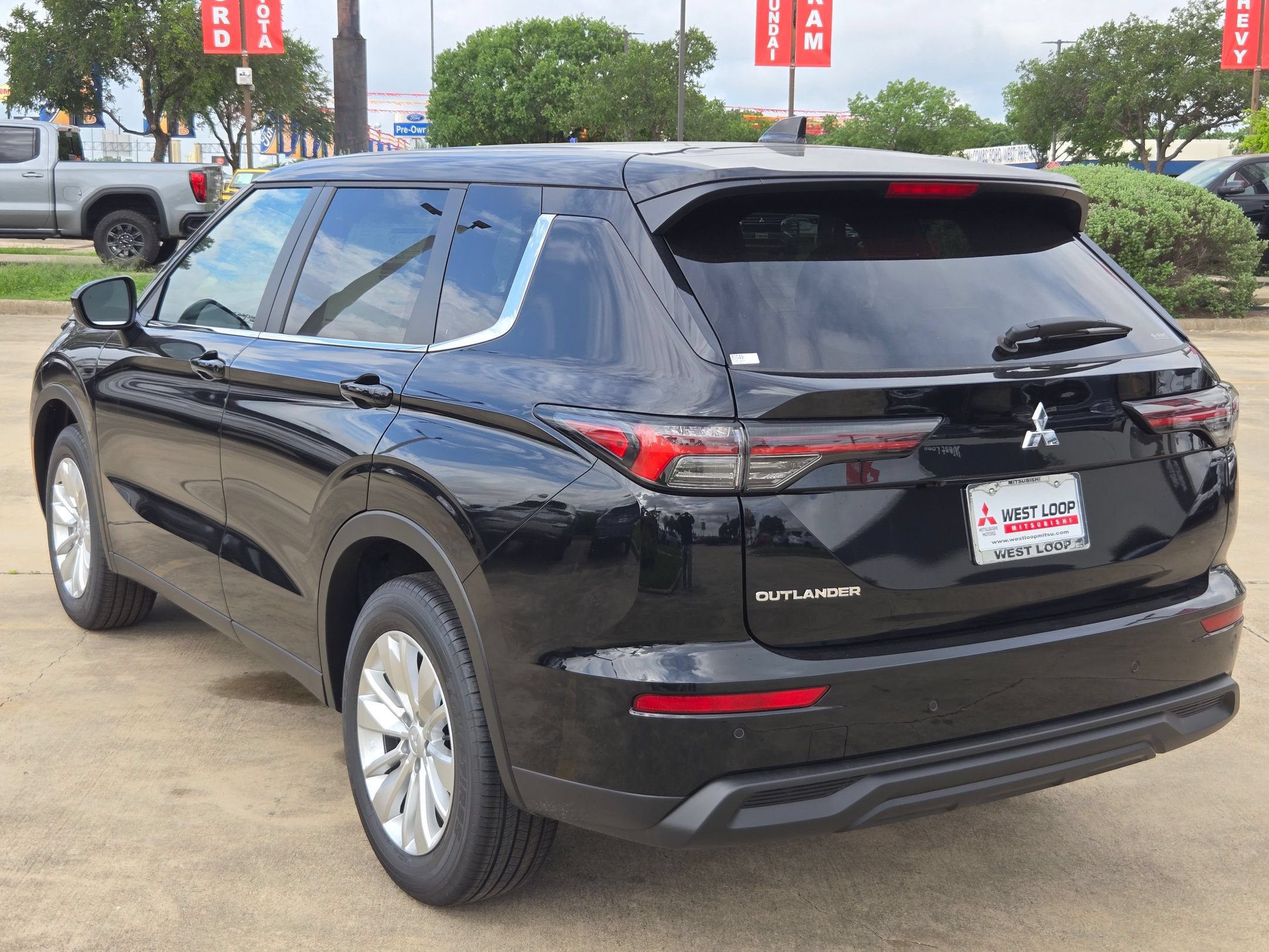 New 2026 Mitsubishi Outlander ES AWD/4WD image 3