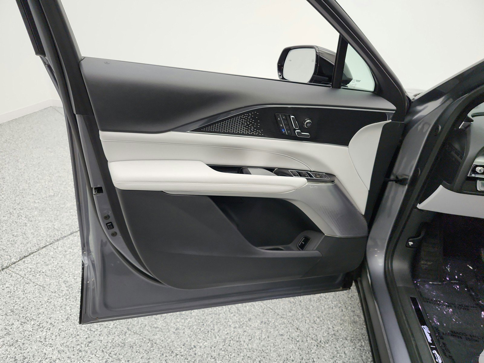 Used 2023 Cadillac Lyriq 2WD image 15