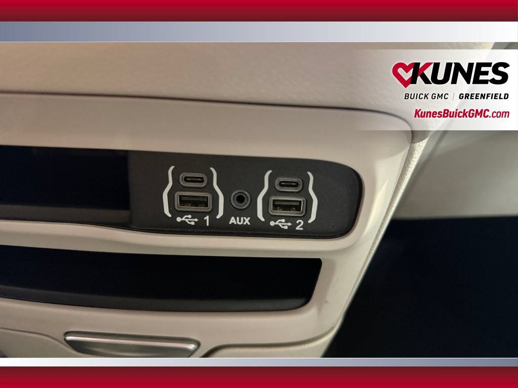 Used 2024 Chrysler Pacifica Touring-L FWD image 32