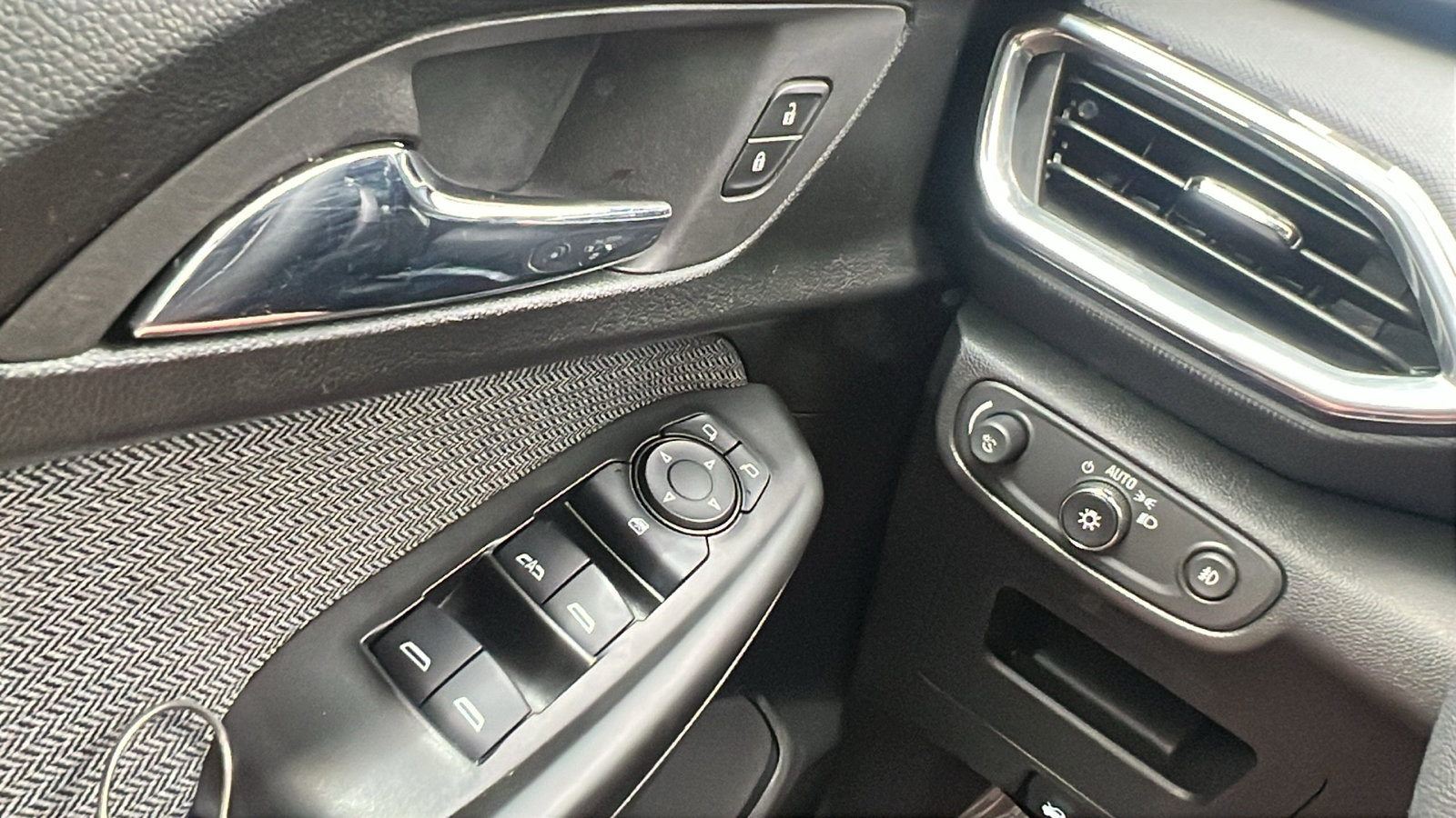 Used 2023 Chevrolet TrailBlazer LT w/ Convenience Package image 32