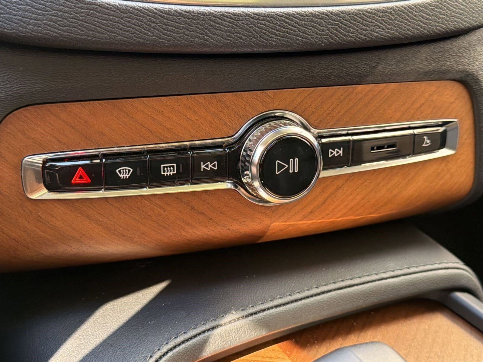 Certified 2023 Volvo XC90 B6 Plus w/ Protection Package Premier AWD/4WD image 18