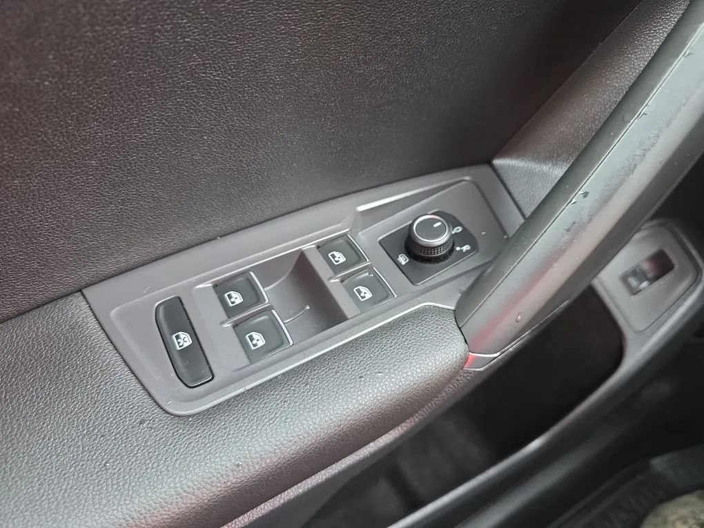 Used 2018 Volkswagen Tiguan SEL AWD/4WD image 25
