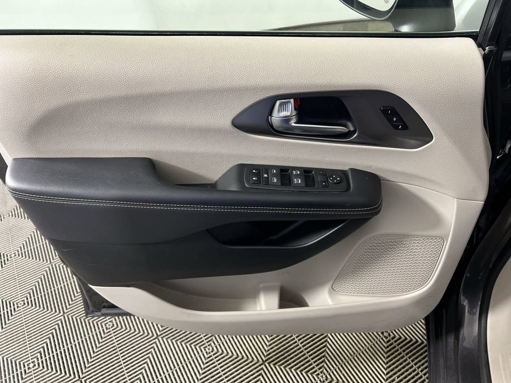Used 2023 Chrysler Pacifica Touring-L image 22