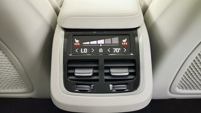 Certified 2025 Volvo XC60 B5 Ultra w/ Protection Package Premier AWD/4WD image 30