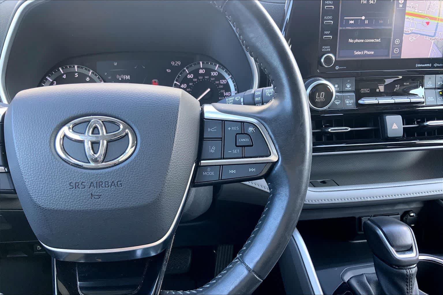 Used 2021 Toyota Highlander XLE FWD image 25