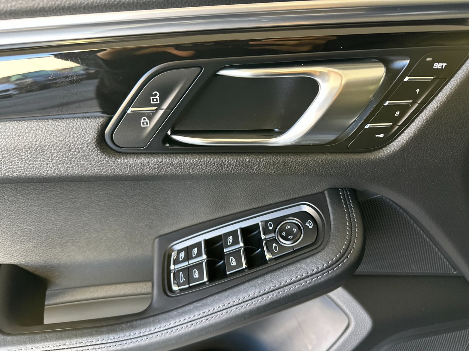 Certified 2023 Porsche Macan Turbo AWD/4WD image 12