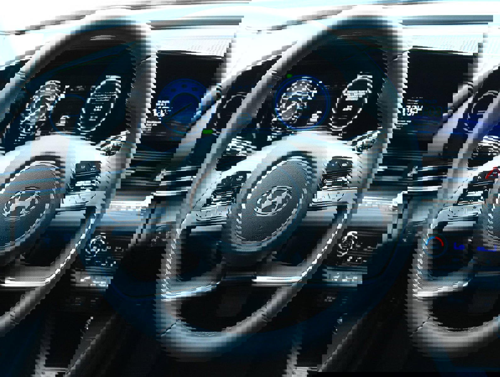 New 2025 Hyundai Elantra Limited image 18