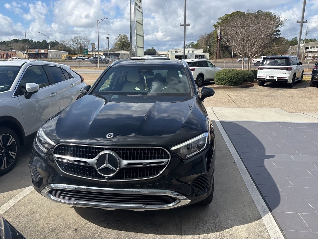 Used 2024 Mercedes-Benz GLC 300 4MATIC image 2