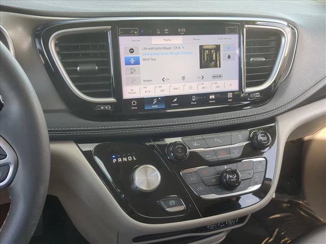 Used 2023 Chrysler Pacifica Touring-L FWD image 12