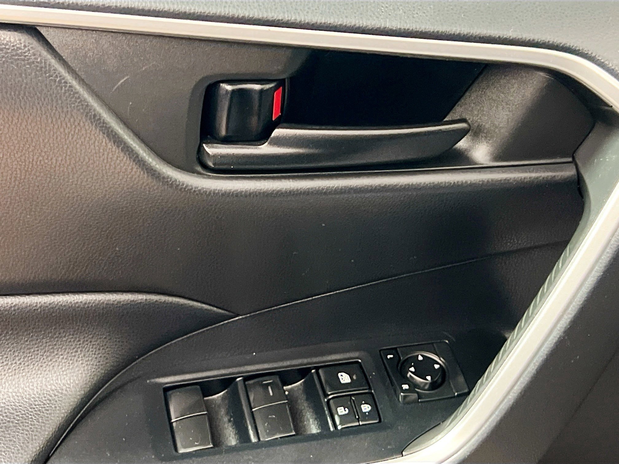 Used 2019 Toyota RAV4 LE FWD image 16