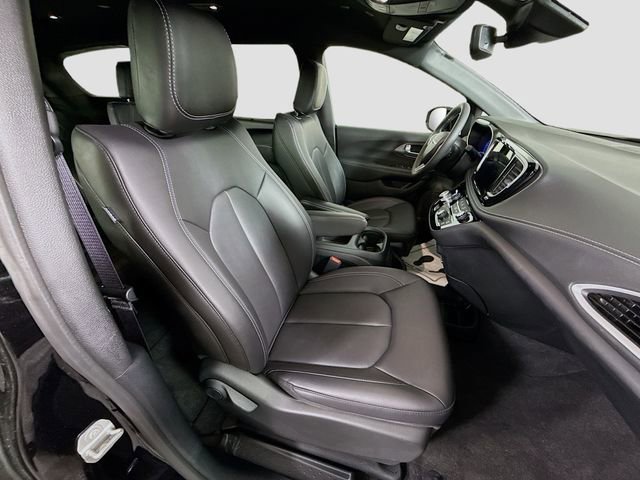 Used 2025 Chrysler Pacifica Select image 28
