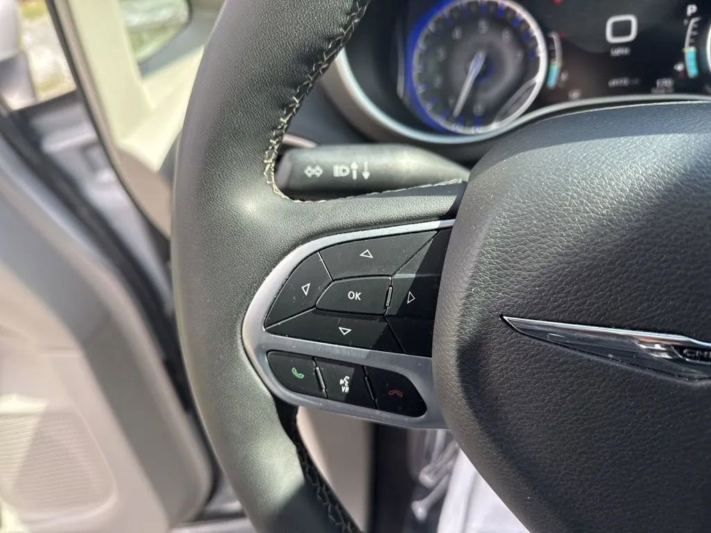 Used 2023 Chrysler Pacifica Touring-L image 19