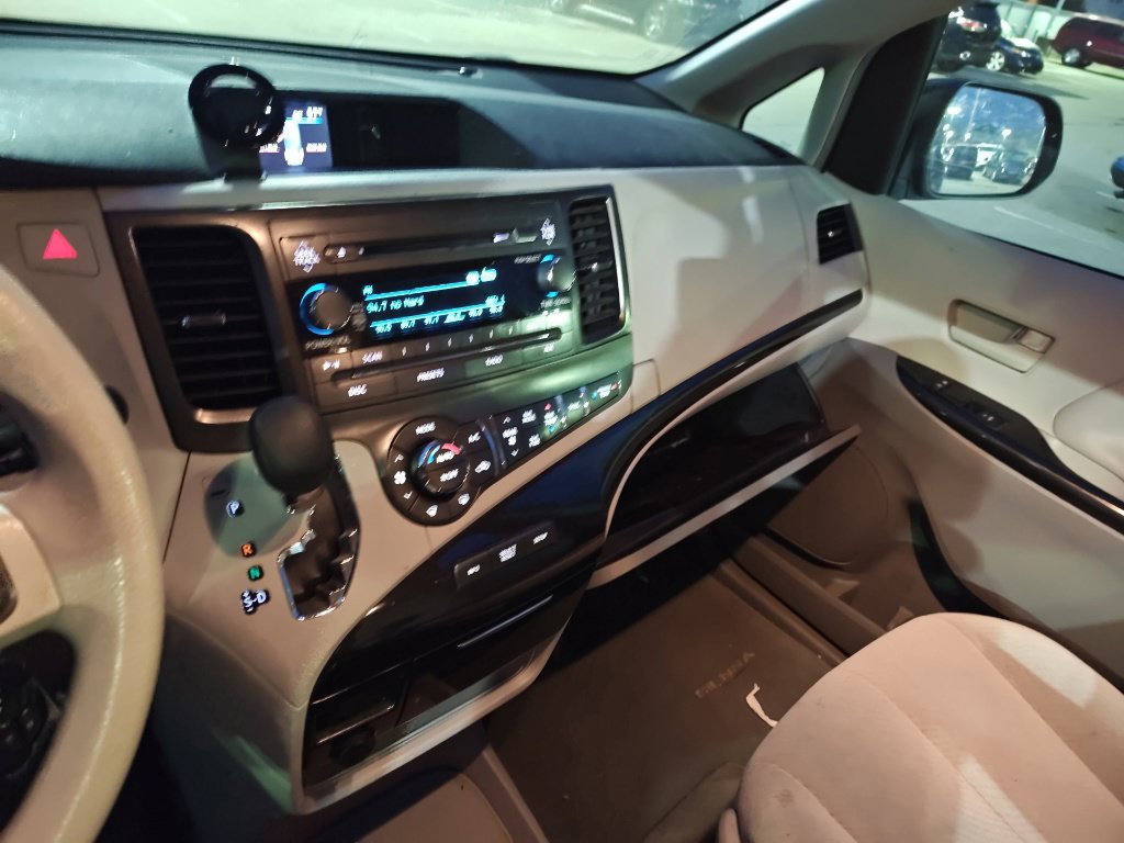 Used 2014 Toyota Sienna LE FWD image 11