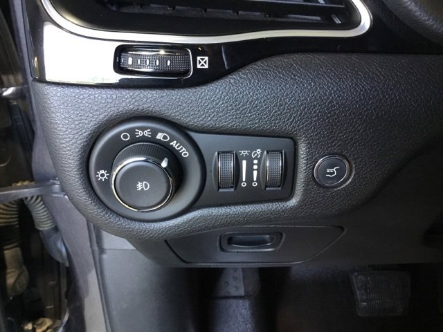 Used 2019 Jeep Cherokee Latitude Plus AWD/4WD image 32