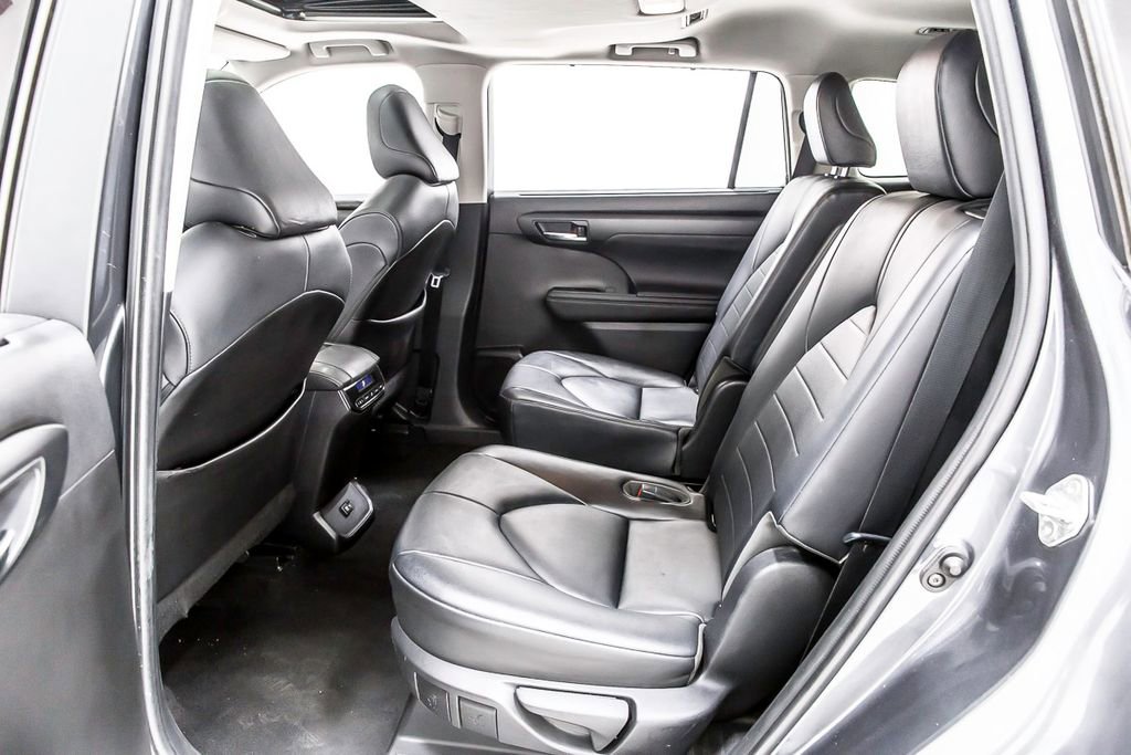 Used 2020 Toyota Highlander XLE FWD image 28