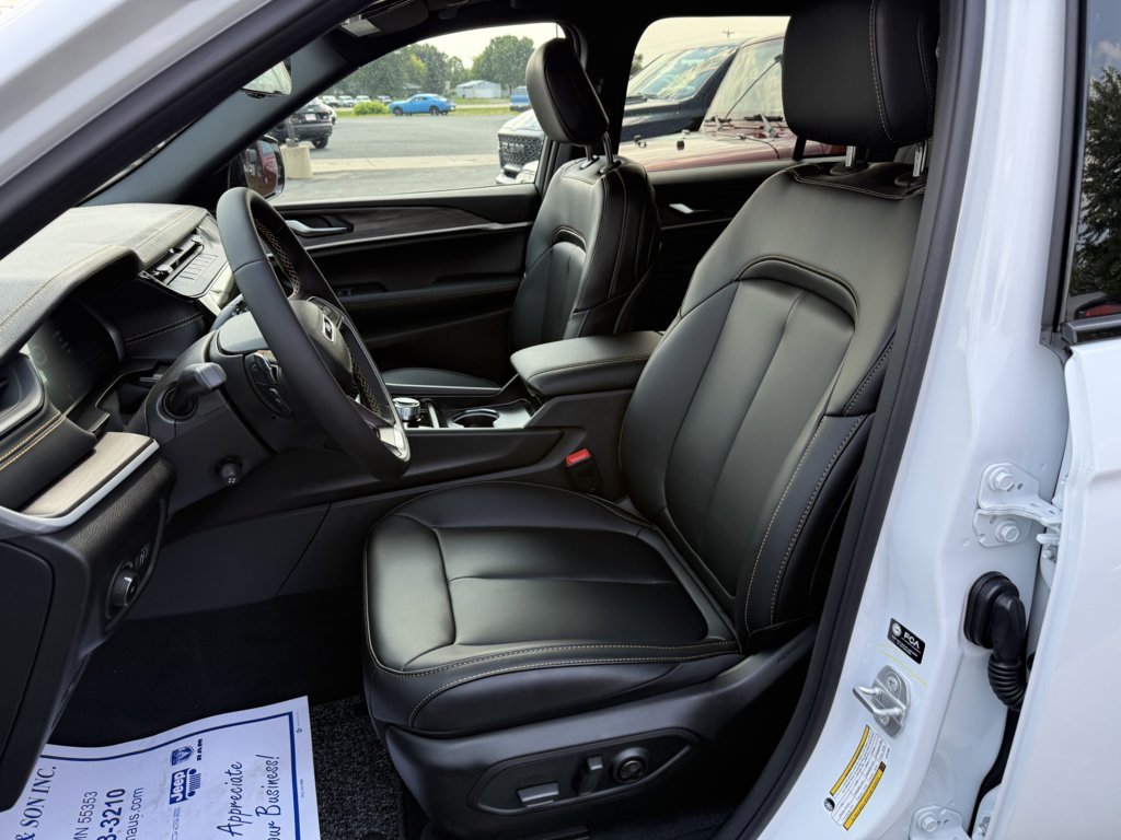 New 2026 Jeep Grand Cherokee Limited AWD/4WD image 11
