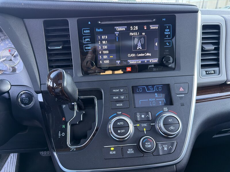 Used 2015 Toyota Sienna Limited Premium FWD image 30