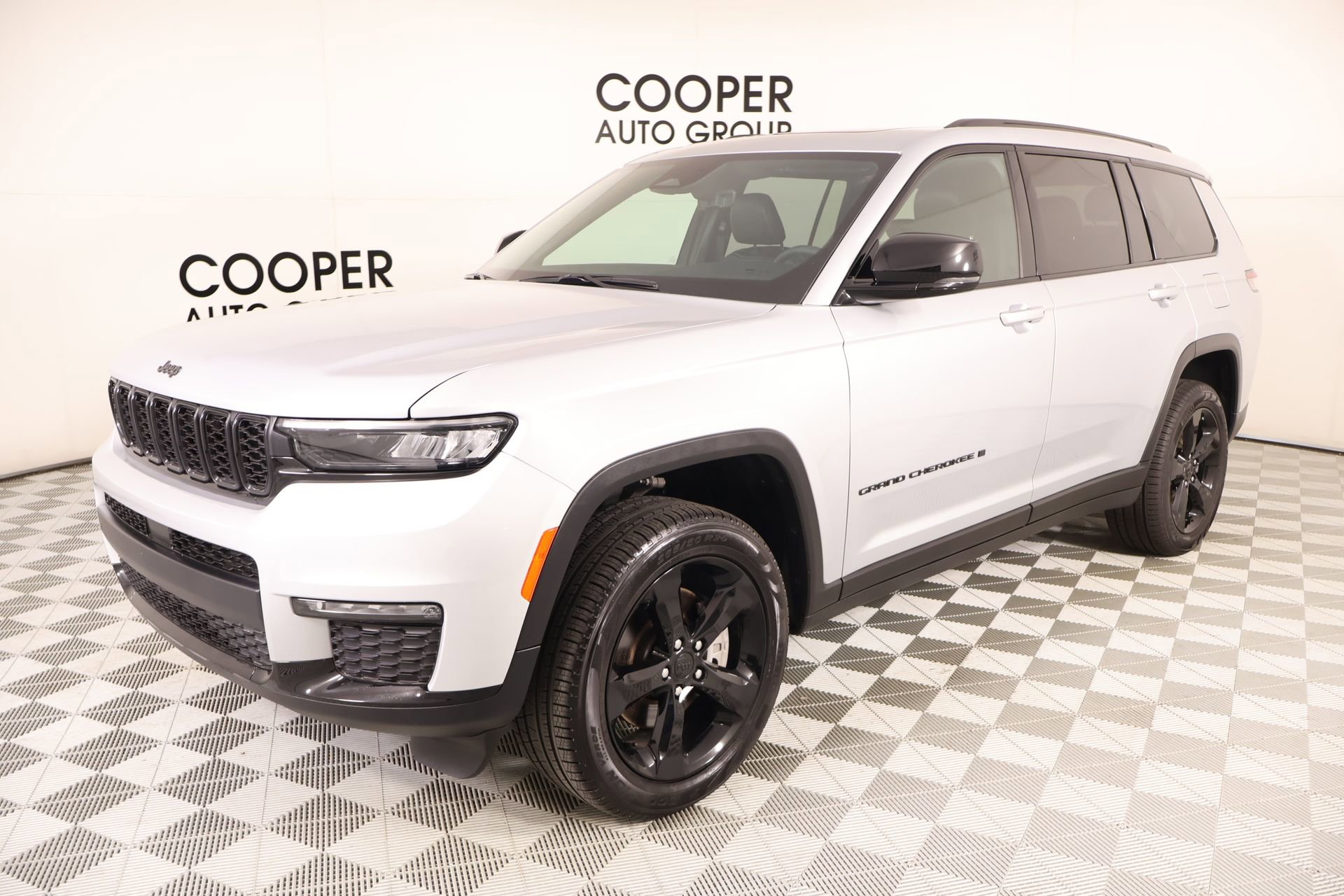 Used 2025 Jeep Grand Cherokee L Limited w/ Black Appearance Package image 11