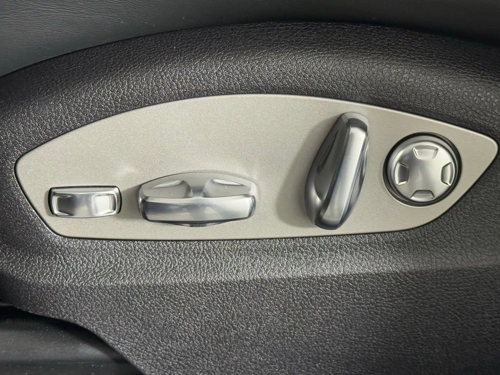 New 2026 Porsche Macan Turbo image 30