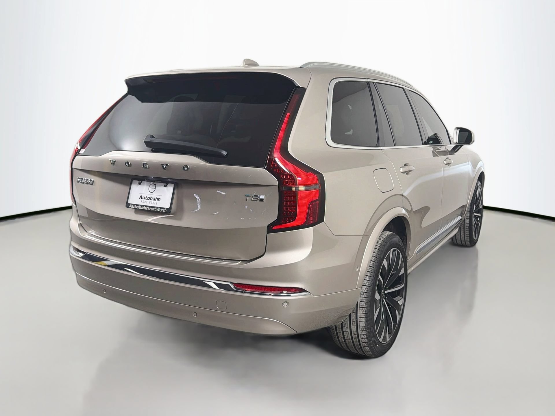 New 2026 Volvo XC90 T8 Plus w/ Protection Package Premier AWD/4WD image 5