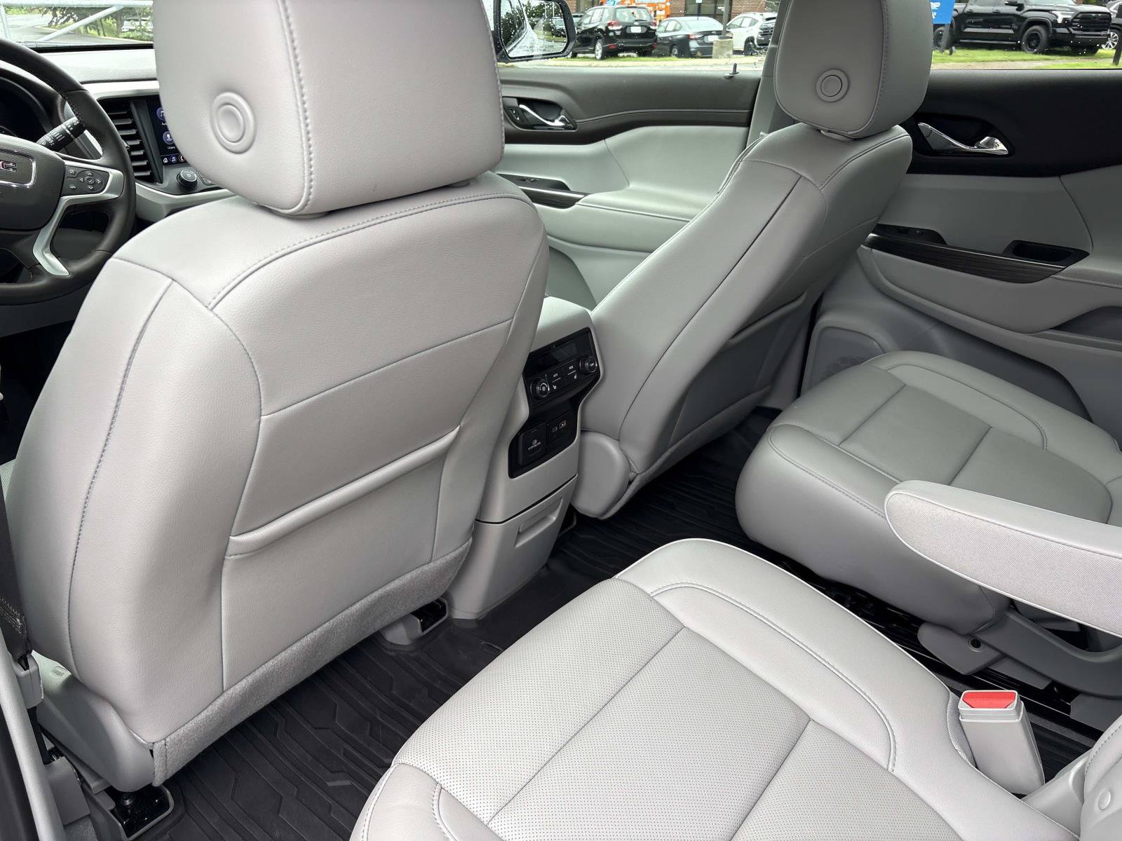 Used 2023 GMC Acadia SLT w/ Technology Package FWD image 32