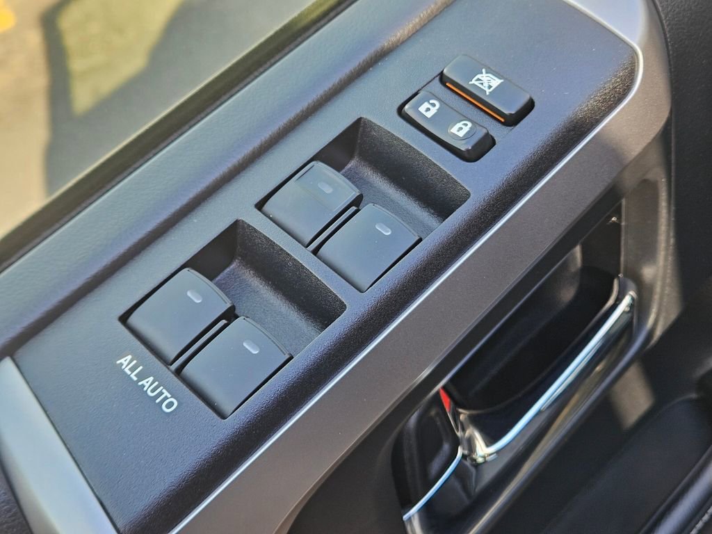 Used 2019 Toyota 4Runner SR5 AWD/4WD image 18