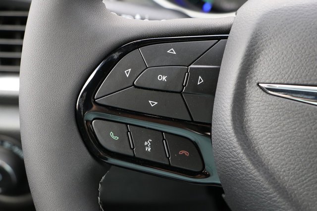 New 2023 Chrysler Pacifica Limited w/ Uconnect Theater Family Group image 18