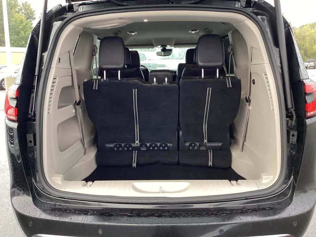 Used 2023 Chrysler Pacifica Touring-L image 13