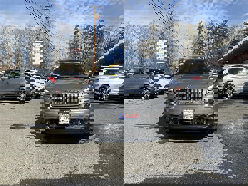 Used 2016 Jeep Cherokee Limited image 2