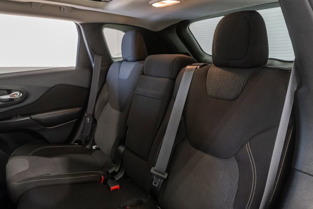 Used 2015 Jeep Cherokee Latitude w/ Comfort/Convenience Group FWD image 25
