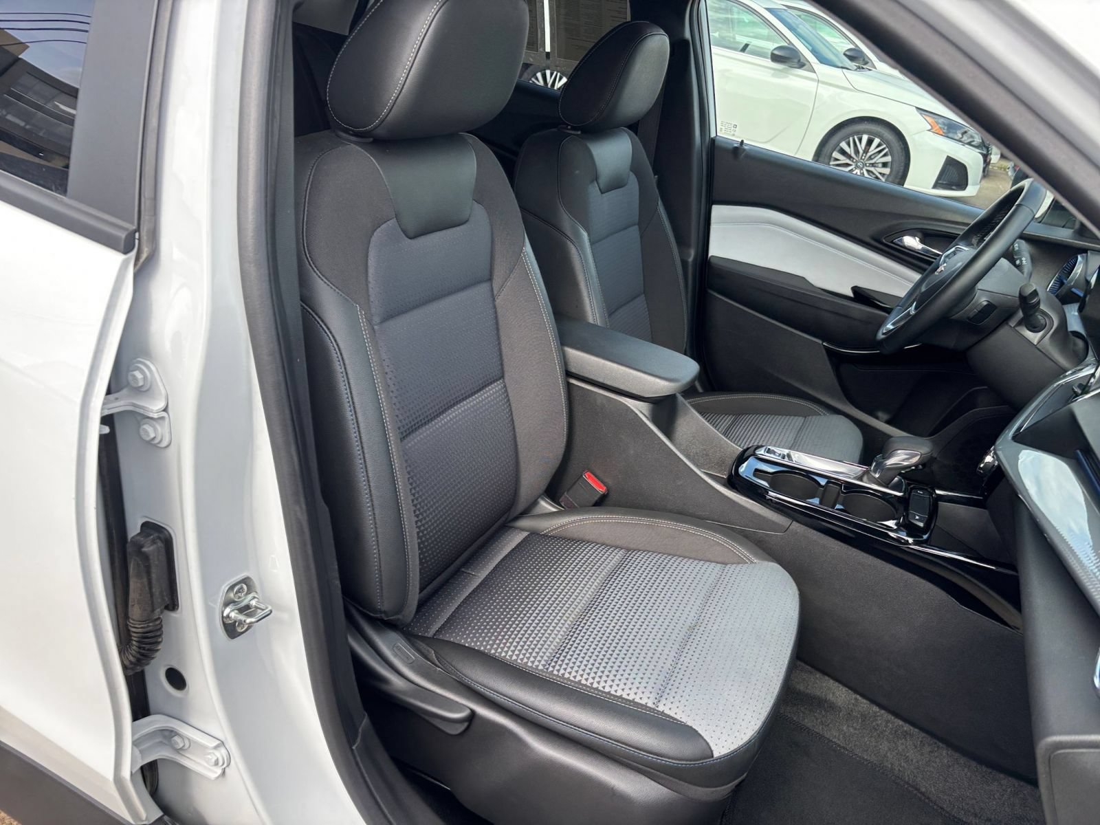 Used 2025 Chevrolet Trax LT w/ LT Convenience Package FWD image 30