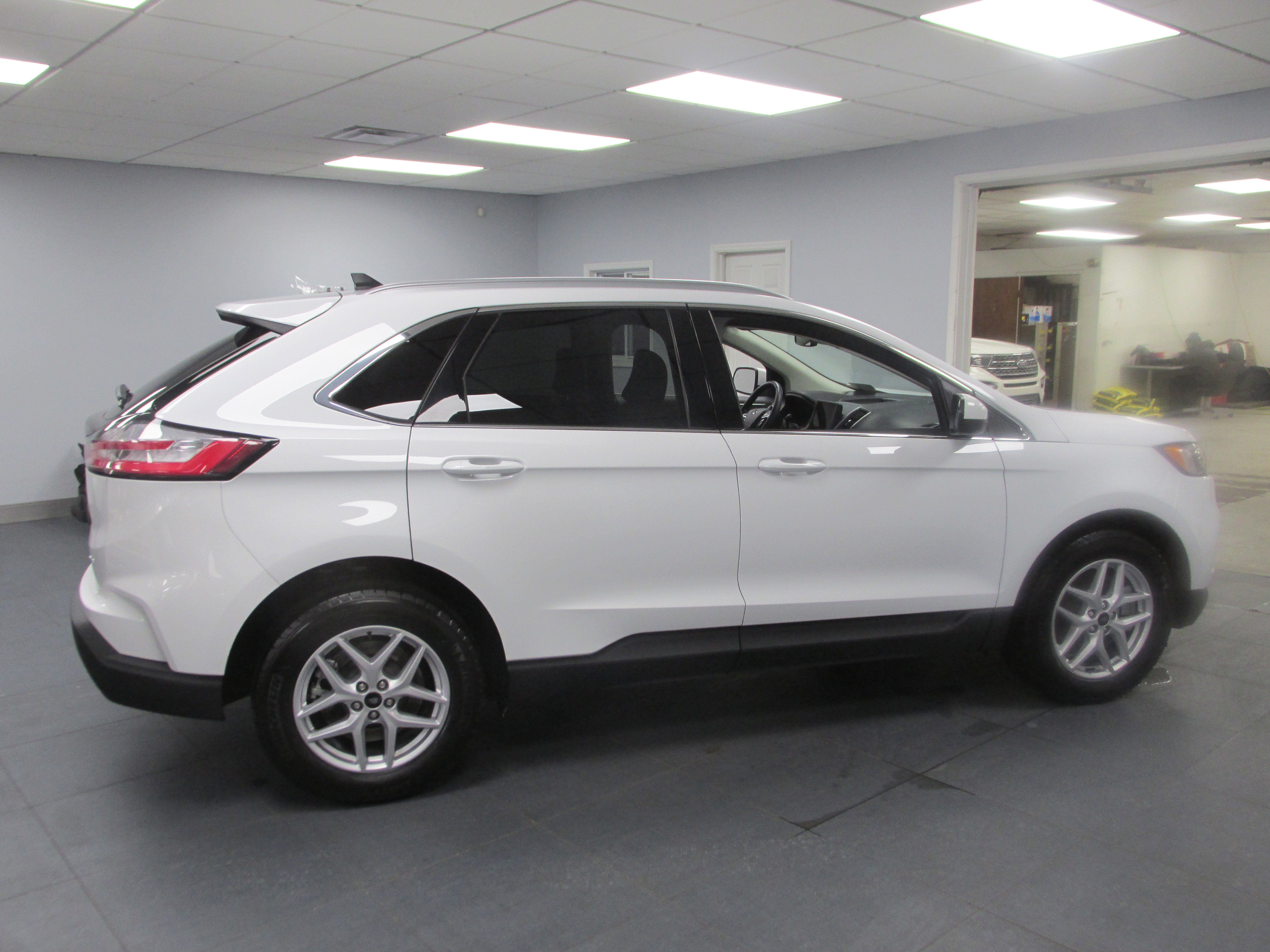 Used 2023 Ford Edge SEL w/ Convenience Package image 4