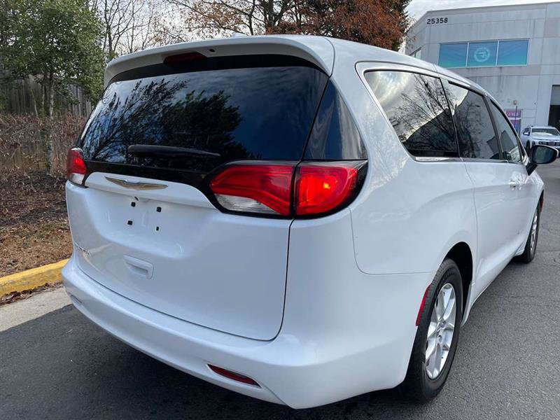 Used 2017 Chrysler Pacifica LX image 35