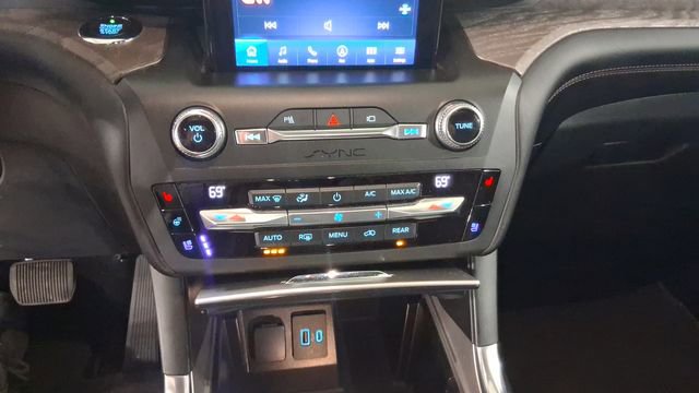 Used 2020 Ford Explorer Platinum w/ Premium Technology Package image 35