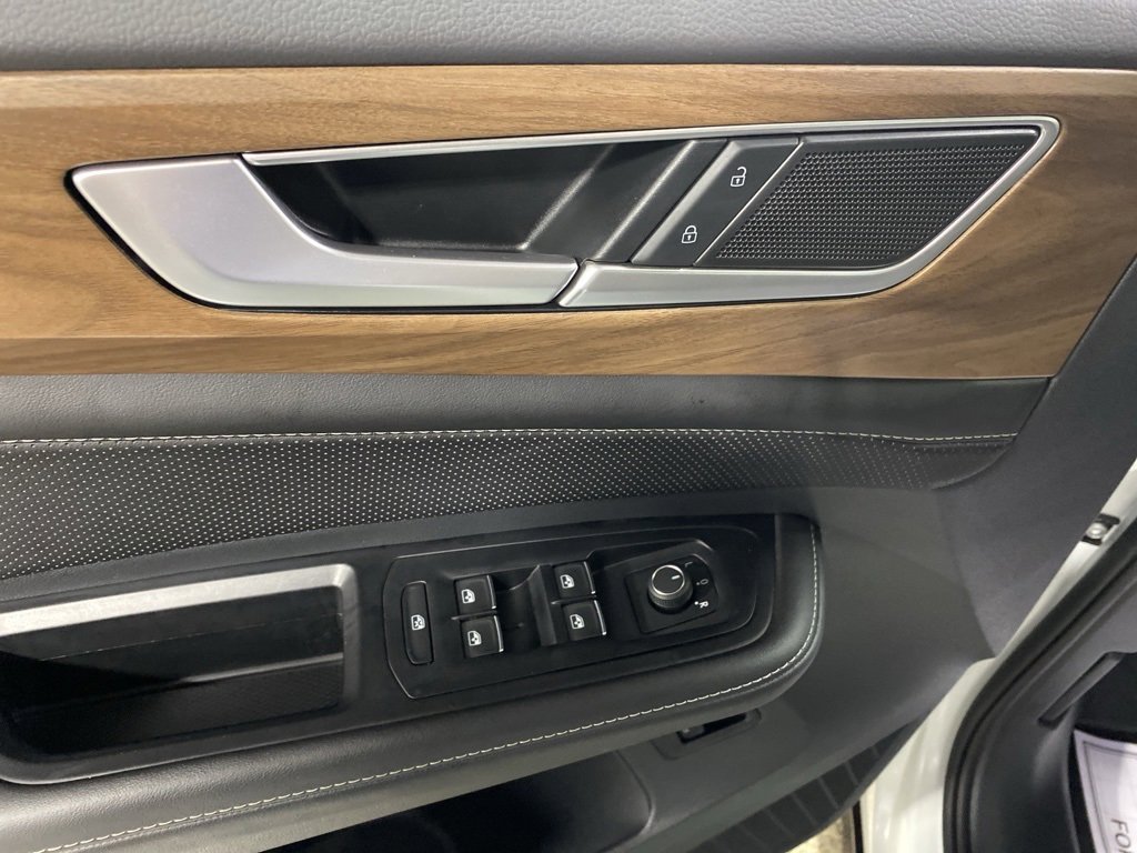 Used 2025 Volkswagen Atlas SE image 23