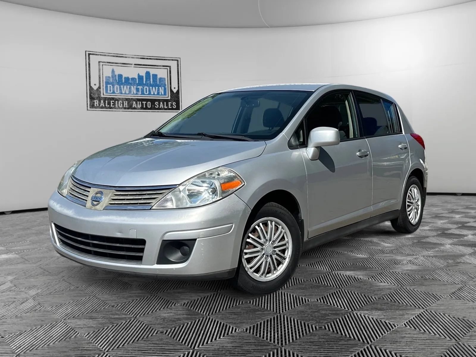 Used 2009 Nissan Versa 1.8 S w/ PWR Pkg FWD image 2