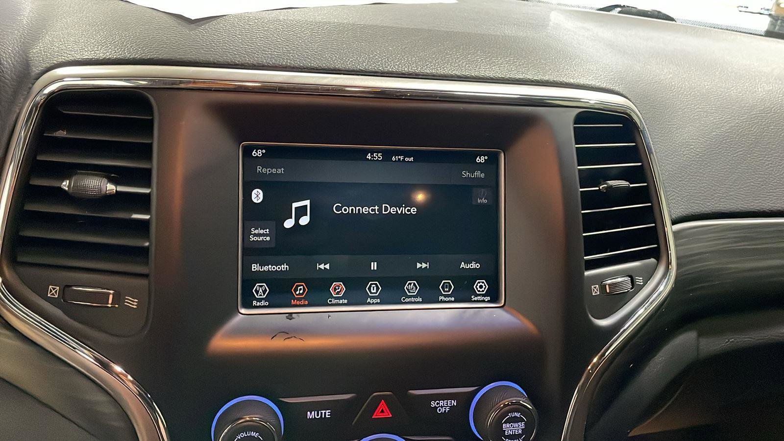 Used 2021 Jeep Grand Cherokee Laredo w/ Security & Convenience Group image 20